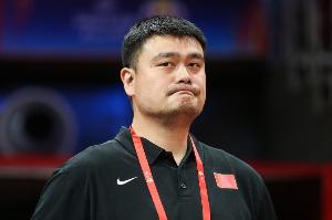 媒体人：姚明一度对周围人产生强烈不信任 总怀疑对方给他下圈套