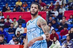 记者:韦瑟斯庞想带病上场被拒绝 头号球星缺阵青岛反而甩开包袱