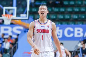 主攻手！景菡一半场9中5砍最高15分 罚球5中4