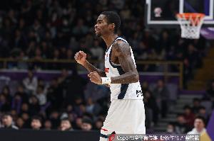 尽力了！萨姆纳23中13空砍32分9板1助1断 4次失误