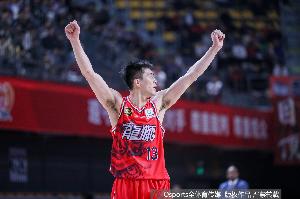 状态可以！郭艾伦20中10拿到25分3板6助 5次失误