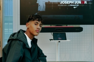 记者:15岁曼联小将JJ·加布里埃尔今日跟随曼联一线队训练