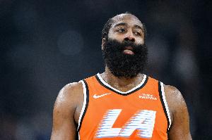 怪不得上一场就没打!快船客战太阳前一天 哈登在同城母校看球!