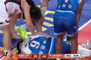 好在都无碍！刘泽一背后推人&吴冠希重摔在地 裁判回放吹普通犯规