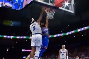 领先34分！以赛亚·乔接连手递手扔进三分&再炸裂隔扣班凯罗2+1！