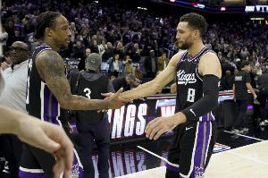 交易无进展！美记：国王很有可能在交易截止日后买断德罗赞！