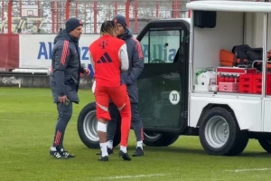 记者：博伊疑似受伤，提前结束训练接受检查