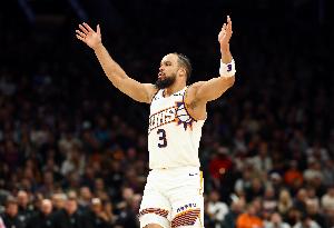 扛起进攻！狄龙首节打满 6投3中&4罚4中砍下11分2篮板