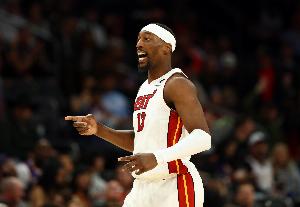 腾空而起！小米切尔抛传助飞阿德巴约空接暴扣