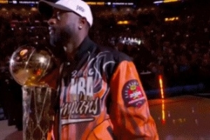 20年了啊！热火首冠纪念活动 韦德手抱奖杯压轴登场