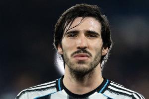 辛普森：我认为曼联应该争取签下托纳利 若放走马奎尔是愚蠢决定