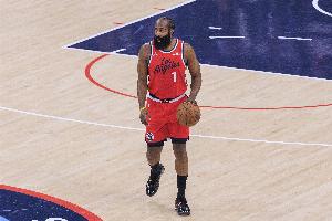 名记：哈登今天去了快船球馆训练 工作人员纷纷与他道别场面感人