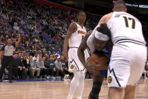 冲突~瓦兰搂住斯图尔特脖子缠斗在一起 瓦兰吃恶犯 杜伦出头被吹T