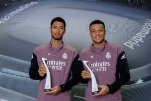 姆巴佩和贝林厄姆领取FIFPRO最佳阵容奖杯，两人与奖杯一同合影