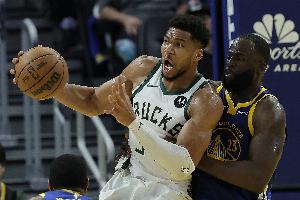 美记：雄鹿仍未拒绝勇士对字母的报价 他们想要勇士未来的选秀权