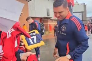 表情亮了！卡塞米罗给曼联球迷签名，得知对方喜欢加纳乔