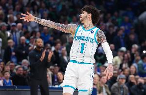 非常丝滑！拉梅洛·鲍尔上半场11中6得16分3板2助0失误 三分7中4