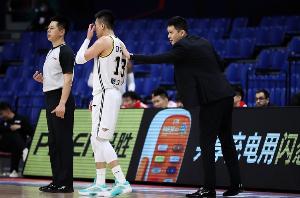 字母没走成教练怎么用？杨鸣：不要再试探底线 只需维护好关系