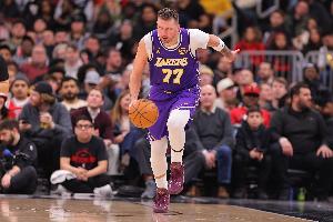 别有大碍！东契奇次节左腿筋不适回更衣室 半场10中3&5失误