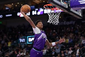 这是你的优势！贝利空切接球蹭的一下弹起 单臂扣得脆生！