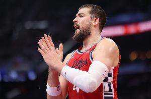 记者：祖巴茨的回报让你想起浓眉 意识到交易看的不只是球员实力