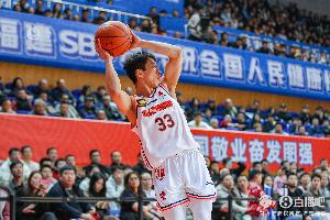 媒体人：杨溢传了几个好球 可惜队友没都把握 要球单挑洛夫顿亮眼