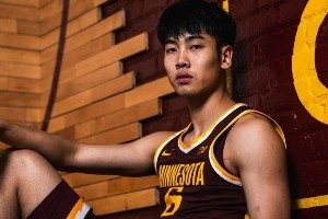 这身球衣如何？张博源晒明尼苏达大学访校定妆照