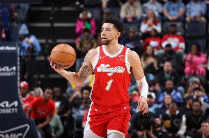 老爹观战！小皮蓬赛季首秀半场4中2得7分2板1助 三分1中1&有3犯规