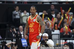 就靠你撑着！塔克半场11中8高效砍下23分5板4助