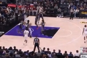 冲击内线！哈登持球右路强攻 倚住防守上篮打中