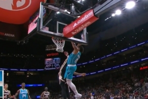 跟我比弹跳？三球反击长传 小桥心领神会空接单臂隔扣里萨谢！