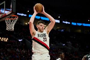 不冷静了！克林根抢篮板犯规 不满判罚吃到技犯