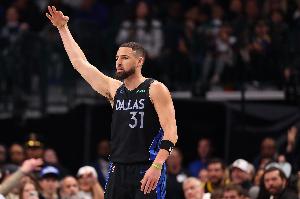 佛光重现！克莱连续三分命中 连投带罚独得9分迅速迫近比分