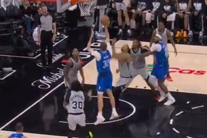 文班惊天大帽弗拉格 后者摊手抱怨干扰球 回头被文班反击空接暴扣