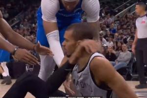 在场上就是对手！文班亚马拒绝让加福德拉起自己 一定要等队友！