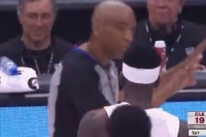 冷静点！施罗德逼抢被吹犯规 很激动直接冲向裁判理论