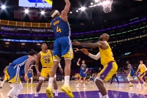 脏活累活全干！桑托斯卡位纠缠两人 助穆迪二次进攻抛投打进