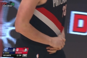 不太舒服！克林根篮板球争夺似乎撞到手部 自己紧捂左手