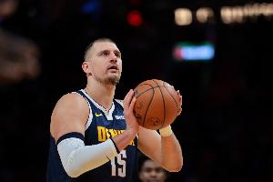 第二节有些放松了！约基奇半场6中3拿9分11板7助1帽 其中三分1中1