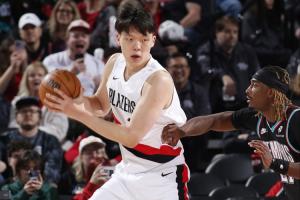 很艰难！杨瀚森次节3分钟被连吹3犯 没有得分 仅1板进账 正负值-1