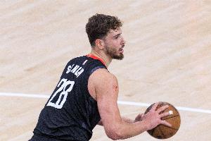 救火！申京助攻戴维森飙中三分 随后自己篮下强攻打进加罚