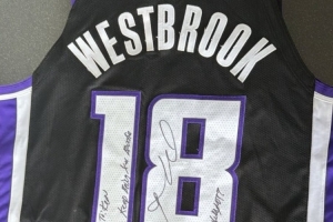 当队友的时候一直没给！基翁·埃利斯晒威少签名球衣：goat