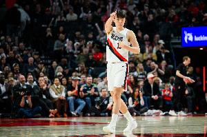 几个三分可惜了！杨瀚森登场5分钟 4中1拿到2分1板