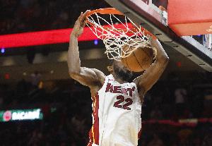 发力了！维金斯反击接哈克斯助攻飞身空接暴扣得分