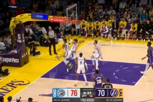 这视野和传球！詹姆斯内线不看人隐蔽妙传 拉拉维亚底角三分命中