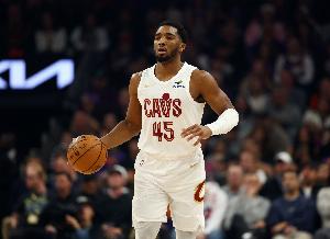 蝴蝶穿花！多诺万·米切尔底线突破 连续晃动对抗防守精彩打中