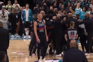 溜了~冲突发生后邓罗和女裁判同步后撤步 后者摊手不知所措