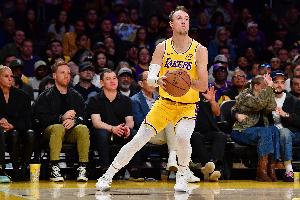 火力靠谱！肯纳德24分钟5中3贡献7分 三分2中1