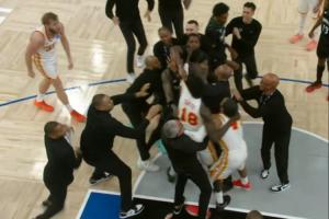 又打架啦！里德盖耶互相拉拽引发冲突！裁判回看后将2人都驱逐