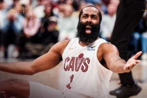 这不给3+1？骑士赢球海报：封面直接是哈登坐在地上对裁判摊手